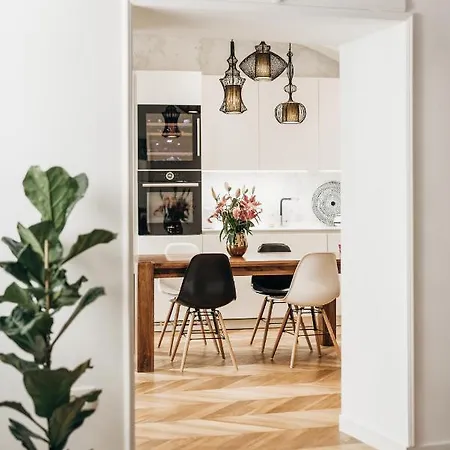 Stari Trg With Atrium شقة